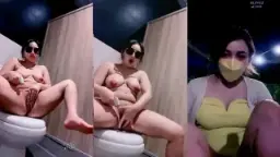 Viona Omek di WC Umum