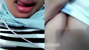 Cewek Hijab Melet Mainin Susu