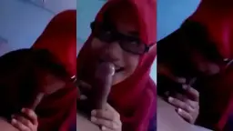 Disepong Pembantu Berjilbab Merah