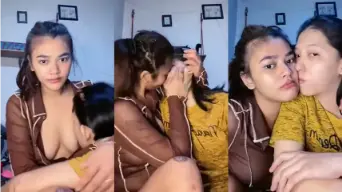 Duo Lesbian Berciuman Kenyot Uting DreamLive