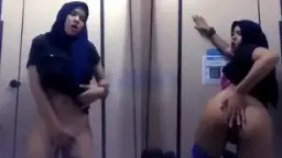 Hijab Sange di Kamar Mandi