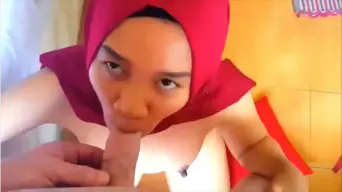 Crot di Mulut Cewek Jilbab Merah