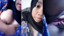 Cewek Hijab Cantik Pamer Memek Tembem